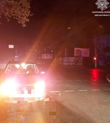 В спальному районі Одеси автомобіль збив пішохода