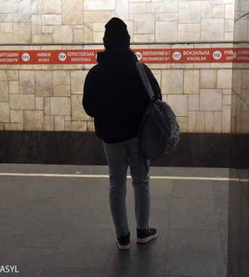 Шукають уламки ракет: в Києві обмежили рух однією з ліній метро