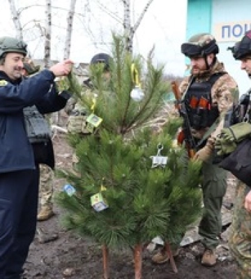 Самая лучшая в Украине: в сети показали фото &quot;елки несокрушимости&quot; на Донбассе