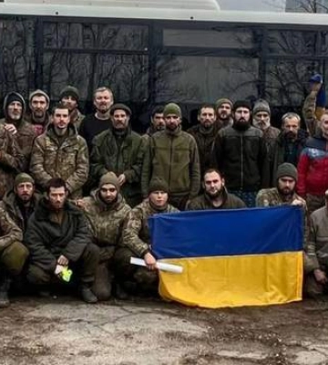 Зустрічатимуть свята вдома: яких Героїв Україна повернула з полону – зворушливі кадри