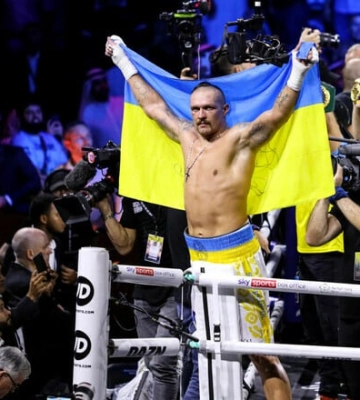 Усик в футболке ВСУ поздравил украинцев с Новым годом из Евпатории