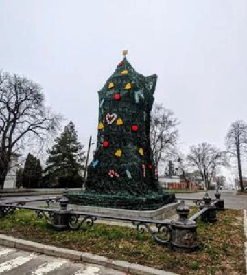 Як у Полтаві з памятника зробили ялинку Фото