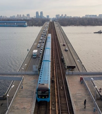В Киеве движение поездов по &quot;красной&quot; линии метро ограничено из-за обломков ракеты