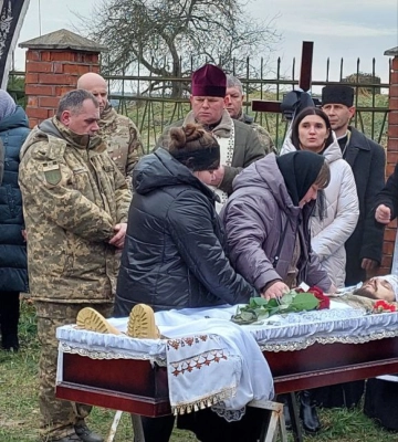 Його батько також воює за Україну: на Волині попрощалися з Героєм Олексієм Мельничуком