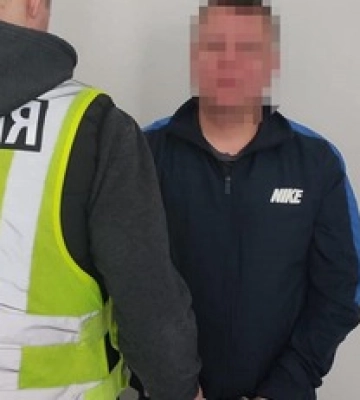 У Києві поліція прийшла в &quot;гості&quot; до чоловіка, який запустив салюти на Подолі: фото та відео