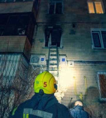 На лівому березі Києва при ліквідації пожежі врятували двох людей 