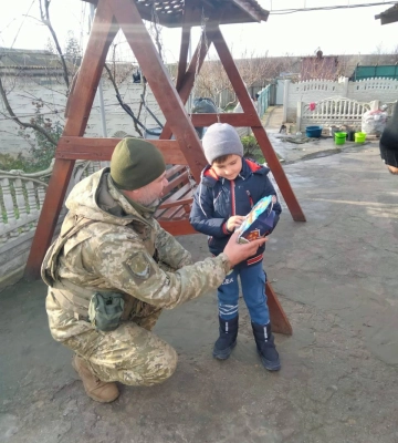Прикордонники привітали новорічними подарунками дітлахів з Херсонщини
