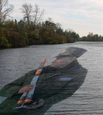 Обломки сбитой ракеты упали в реку в Киеве, работают водолазы