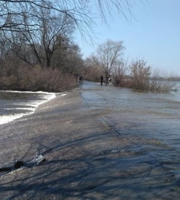 Уламки збитої ракети впали у річку в Києві, працюють водолази