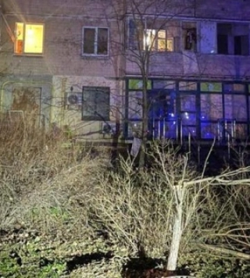 Уламки збитого дрона пошкодили балкони та шибки в багатоповерхівці в Києві, є постраждалий