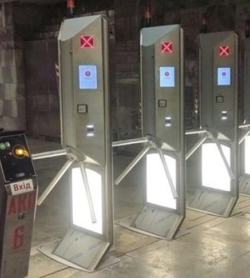 Через перепади напруги на деяких станціях метро в Києві працюють не всі турнікети: утворилися черги. ВIДЕО