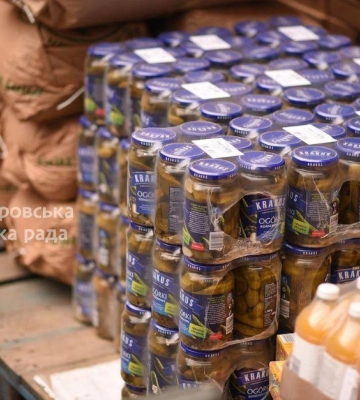Теплі речі, продукти і медичне обладнання: Дніпро передав чергову партію гуманітарної допомоги