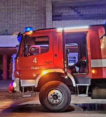 Опівночі у Львові спалахнула квартира на 6-му поверсі: врятовано 60 осіб