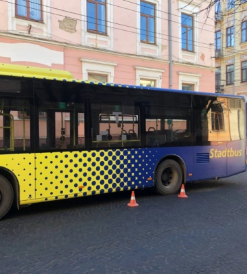 У Чернівцях водій легковика протаранив маршрутку