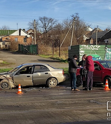 У Кривому Розі зіштовхнулись дві автівки, постраждали водії