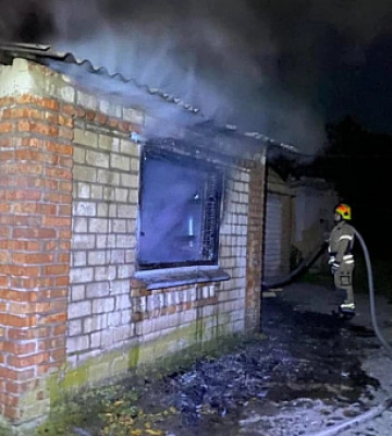 У Кривому Розі горів гараж з автомобілем всередині