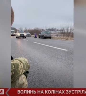 У Нововолинську на колінах зустріли Героя Максима Багнюка (відео)