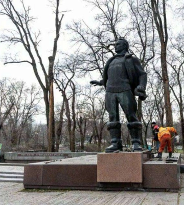 У Дніпрі розпочали демонтувати пам’ятник Валерію Чкалову. Є перелік, за &quot;кого&quot; візьмуться далі