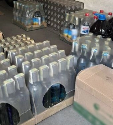 У Запоріжжі поліцейські затримали водія, який віз на продаж сотні літрів контрафактного алкоголю