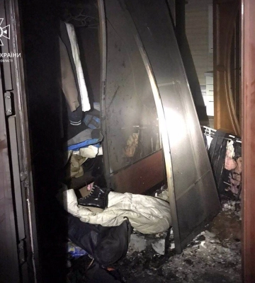 У Жовкві під час пожежі врятували чоловіка з 5-місячним немовлям, - ФОТО