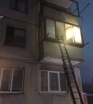 У Жовкві під час пожежі врятували чоловіка з 5-місячним немовлям, - ФОТО