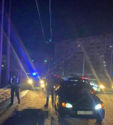 На столичній Оболоні автомобіль насмерть збив чоловіка, який перебігав дорогу