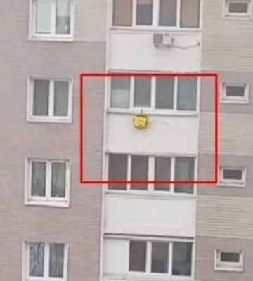 Опасная идея: киевляне додумались повесить генератор на балконе девятого этажа