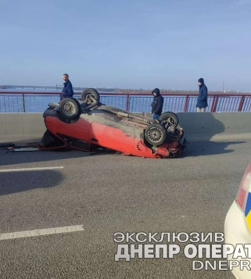 Потрійна ДТП на Центральному мосту у Дніпрі: відео моменту аварії