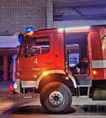Во Львове горела многоэтажка, пожарные спасли 60 человек