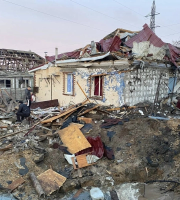 Вчителька Миколаївської школи показала, як після ракетних ударів виглядає її дім