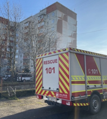У Чернівцях рятувальники допомогли дівчинці звільнити ногу, яка застрягла у батареї