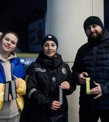 Спасают жизнь: харьковчанам раздавали важные повязки
