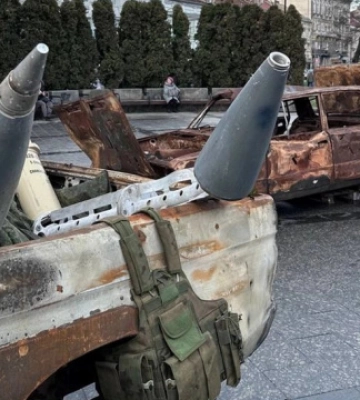 У Львові відкрили виставку розстріляних авто, аби зібрати кошти на ЗСУ