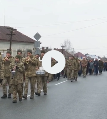 Зустрічали навколішки: на Закарпатті провели в останній шлях Героя із 128 бригади (ВІДЕО)