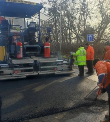 Біля Луцька ліквідовують аварійні вибоїни на дорозі (ФОТО)