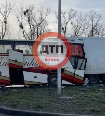 На Житомирщині автобус з пасажирами в&#039;їхав у вантажівку. ФОТО