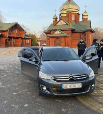 В Днепре со стрельбой остановили женщину за рулем машины, в которой был ребенок. Появились подробности 