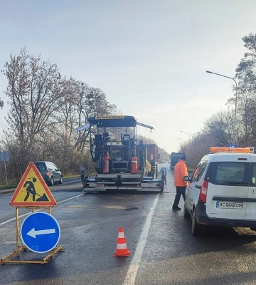 У селі біля Луцька ремонтують дорогу