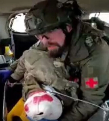 Бойовий медик показав зворушливе відео порятунку українського захисника