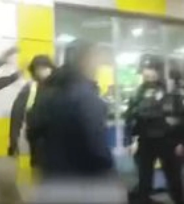 &quot;Узнаю, где ты живешь&quot;. В Киевской области депутат плевался и угрожал патрульному – видео