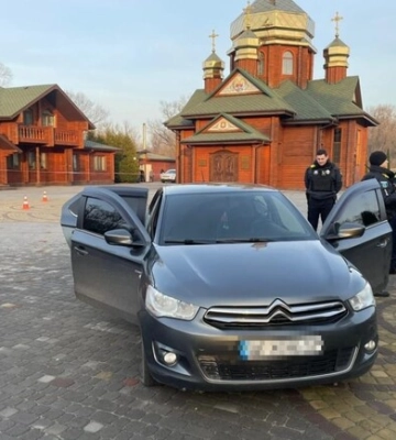 У Дніпрі поліція влаштувала погоню зі стріляниною за жінкою на авто (відео)