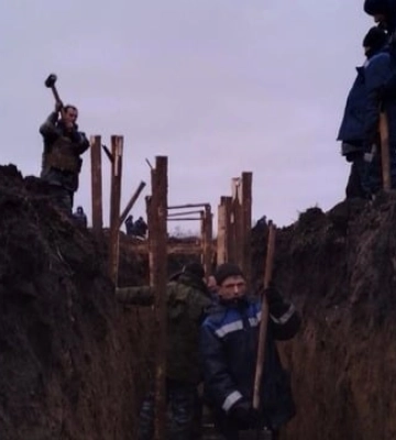 Не довіряють місцевим. У Маріуполі окупанти змушують будувати військові укріплення жителів Сєвєродонецька