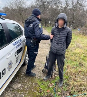 На Закарпатті, затримали хлопця, який вдерся на приватну територію та намагався поцупити кабель
