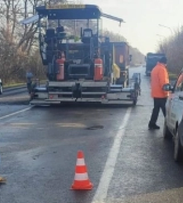 Дорожники Волині лагодять дорогу в селі Луцького району