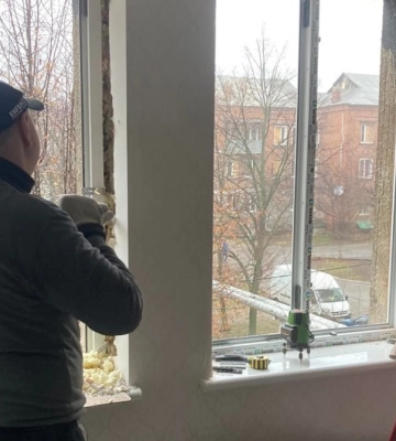В Холодногорском районе завершают замену поврежденных обстрелами окон 