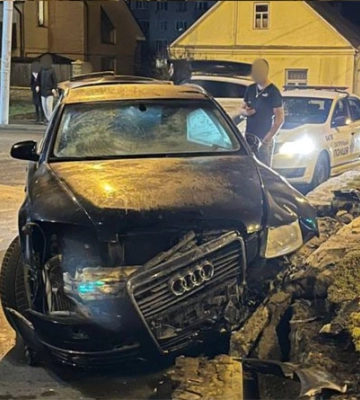 У Рівному автівка в’їхала у бордюр