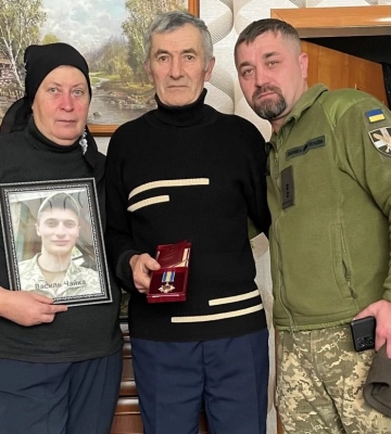 На Волині батькам загиблого воїна вручили орден «За мужність» 