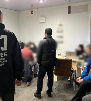 БЕБ викрило групу осіб, яка проконвертувала 50 млн грн через службу таксі