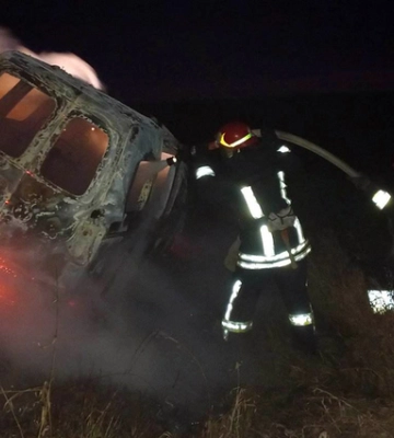 На Дніпропетровщині водій ледь не загинув у палаючому автомобілі