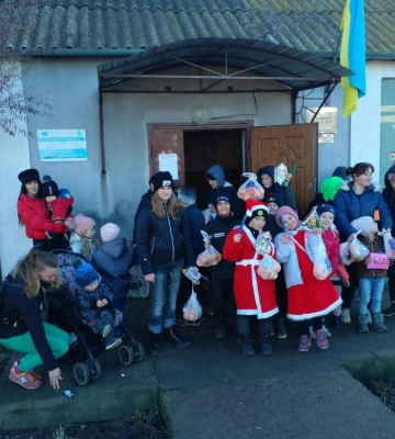 До звільнених сіл Миколаївщини привезли новорічні подарунки